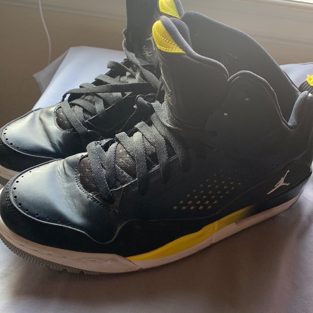 Jordan Flight size 8. Great shape. Worn once and then sat in closet